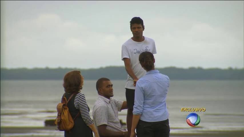 Elizabeth diz ter se sensibilizado com a história de Sujit e se esforçou para que ele aprendesse a levar uma vida normal e independente. O esforço valeu a pena: apesar de o menino, hoje um homem, ainda cacarejar na hora de comer ou quando está assustado, ele já consegue viver em sociedade

+ DE mostra como está o menino que se comportava como um macaco

+ Como está a "menina-cachorro"? DE revela o paradeiro de garota que vivia como um cão

> Veja toda a programação da Record no R7 Play
