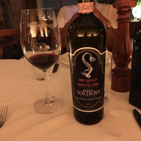No local, Adriano consumiu uma garrafa do vinho italiano Brunello di Montalcino Riserva DOCG, que pode ser adquirido por nada menos que R$ 1,7 mil. Mas a comemoração não acabou por aí