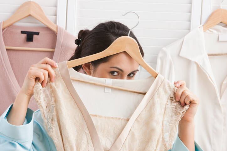Espelhe-se em suas roupas menores 

Pendure um velho vestido favorito, saia ou uma calça jeans onde você vai vê-los todos os dias. Isso mantém seus olhos em um tipo de conquista ou prêmio. Escolha o item que você realmente quer usar e calcule um tempo relativamente curto para alcançar o objetivo 
