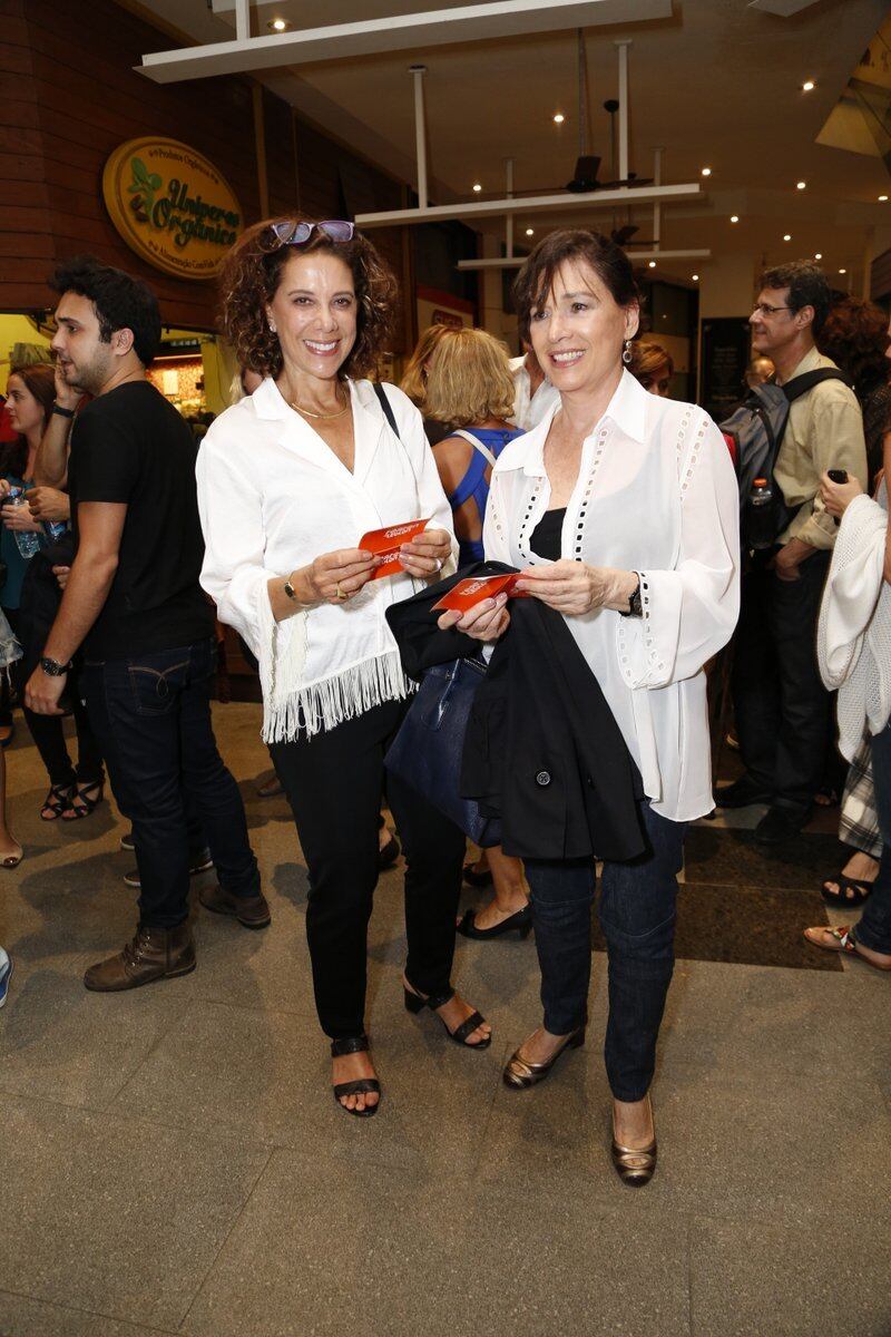 Ângela Vieira e Natália do Vale no teatro