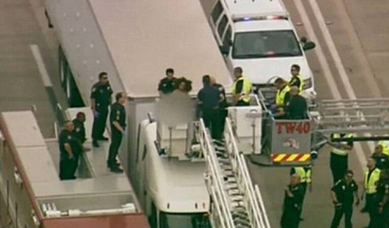 Depois de algum tempo de insistência, ela foi algemada e levada para a delegacia 