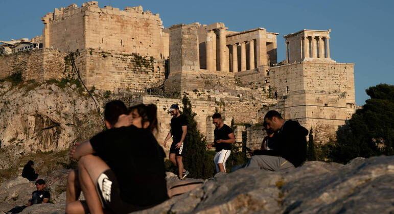 Na Grécia, o uso de máscara é obrigatória na Grécia em todos os ambientes, o que nem sempre é respeitado