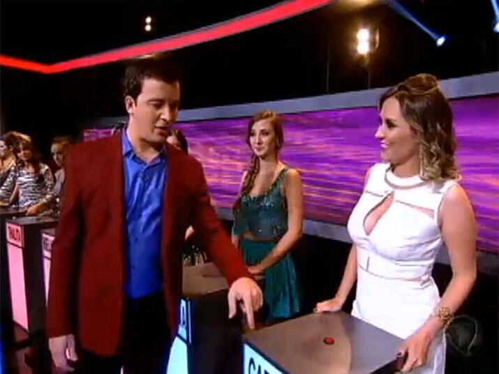 O vestido usado por Carolina ofereceu um decote ousado

+ Noiva há oito anos, Juju Salimeni conta como foi conquistada pelo amado

+ Uau! Eliedson dança Lepo-Lepo no palco e fatura encontro em resort

+ Fogo! Mesmo após performance pirotécnica, Diego vai para casa sozinho
