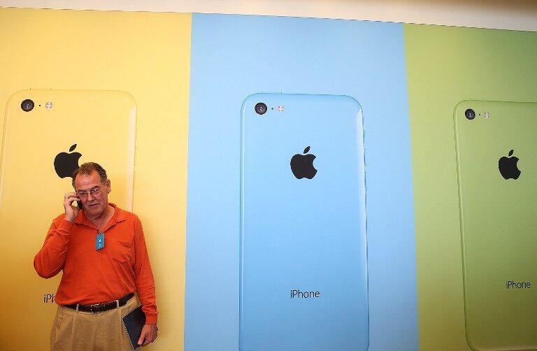 



Derrubou as ações da Apple
em 5% assim que foi lançado. Os investidores não gostaram do aparelho, e o
valor de mercado da empresa foi ligeiramente derrubado. Eles, que não querem
perder nenhum centavo, não vão arriscar levar prejuízo

