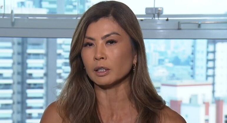 Rosália Watanabe, mãe da influenciadora, detalha que não viu outra
alternativa a não ser acompanhar a filha até o local: "Eu tive que ir", relata.
Ela comenta que estava nervosa e, por isso, foram até a vizinha para que alguém pudesse dirigir o carro, enquanto Bia se escondia dentro do porta-malas para
conseguirem passar para dentro do estabelecimento, tendo em vista que só é
permitida a entrada de duas pessoas