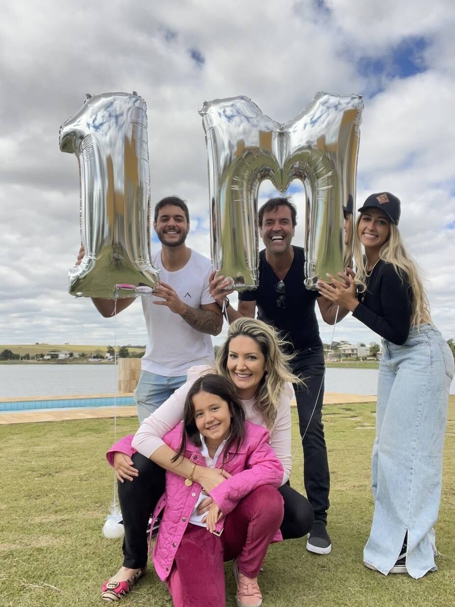 Na festa com a família por 1 milhão de seguidores no Instagram
