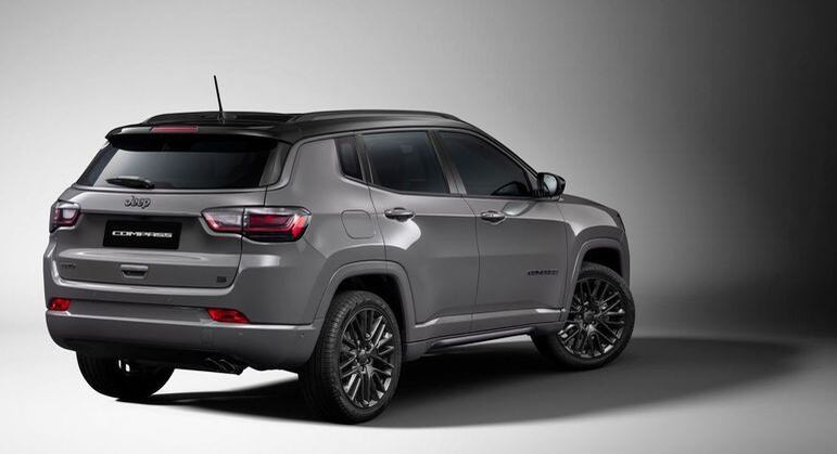 Na traseira, lanternas seguem com o mesmo formato mas o efeito visual é diferente