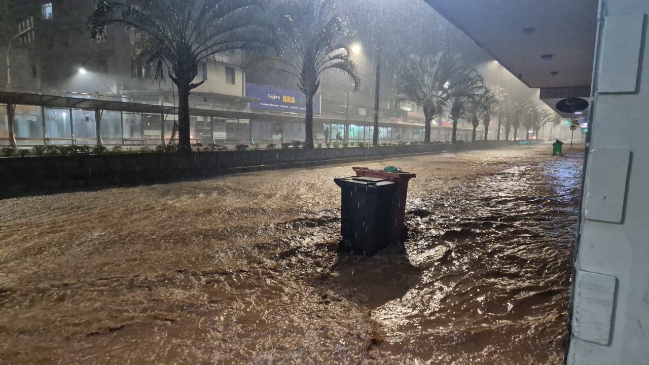 Nas últimas seis horas, choveu 113 milímetros na cidade; o acumulado mensal chega a 733 mm