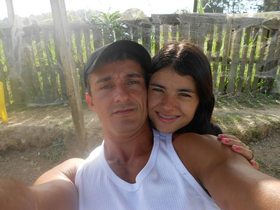 Em maio de 2013, os irmãos tiveram a primeira saída
temporária. Presos desde novembro de 2002, eles deixaram a Penitenciária PII de
Tremembé, que fica a 140 km de São Paulo. Poucos meses antes, em fevereiro do mesmo ano, os irmãos
Cravinhos passaram do regime fechado para o semiaberto. O bom comportamento
carcerário de ambos influenciou na decisão da Justiça