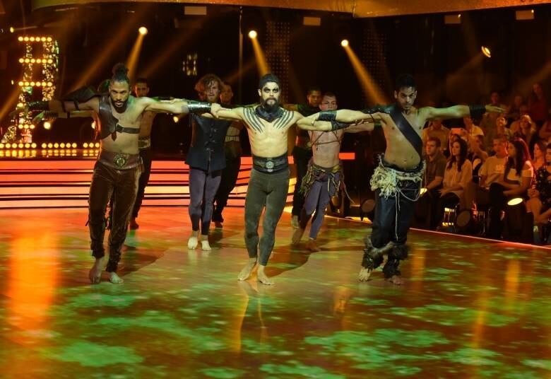 Sob muitas luzes e efeitos especiais, o bailarino profissional Paulo Victor se transformou em Khal Drogo e coreografou a música-tema da série, Game Of Thrones. A platéia vibrou com o efeito de dragões sobrevoando o palco do Dancing Brasil 3! 

Não perca a estreia de Dancing Brasil 5 nesta quarta-feira (3), às 22h45, na Record TV!
