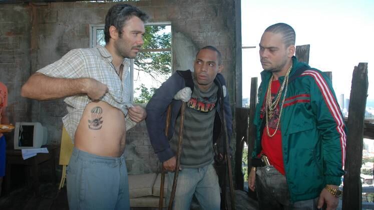 Nando lidera uma revolta contra o chefe do tráfico na favela, mata-o e assume o comando do morro, tornando-se um dos mais poderosos bandidos da cidade