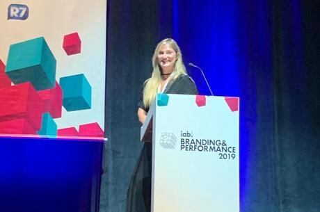 Carol Tuttoilmondo fala no evento da IAB, em São Paulo