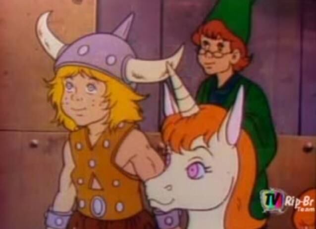 O desenho "A Caverna do Dragão" buscou inspirações no jogo de RPG de
mesmo nome. A produção conquistou as crianças que nasceram em 1980 e seu desenrolar se dava em torno das aventuras de
seis jovens em um outro mundo, chamado Reino, pelo qual se transportavam por um
portal. A partir daí, eles recebiam armas do Mestre dos Magos, uma espécie de
gnomo, para lutar contra o Vingador 
