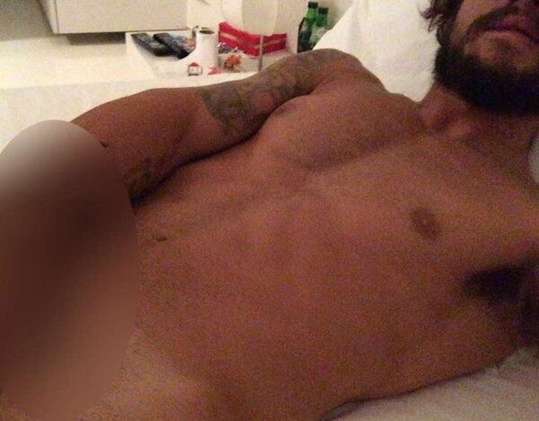 Além disso, nudes do ex-jogador já foram vazados na internet e causou uma grande polêmica. Rumores dizem que foi uma ex-amante de Osvaldo que as publicou