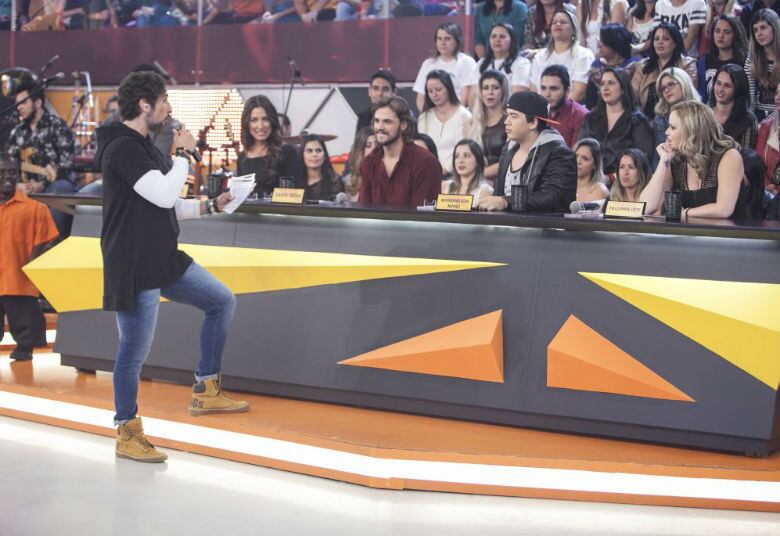 Mion recebeu quatro convidados no palco do programa para serem jurados no quadro O Gordinho Mais Leve do Brasil
+ Victor & Leo cantam novo sucesso no palco do Legendários
+ Juju Salimeni e Biel se lambuzam de lama durante “Surfe a Cavalo”
+ Felipe Franco encara tanque de cobras no Desafio do Matrimônio