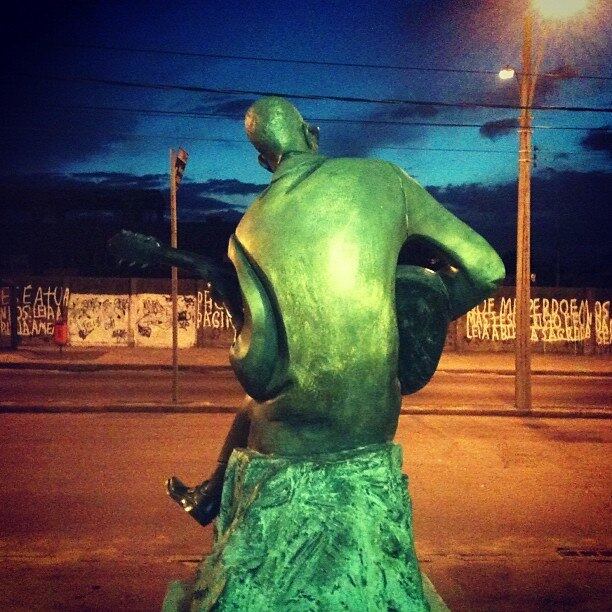 O sambista Cartola em Verde Que Te Quero Rosa
reverencia a escola de samba Mangueira e o morro que dá nome à agremiação na zona norte do Rio. Ouça aqui