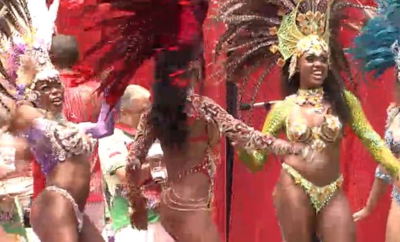 Passistas exibem os corpões para os brothers