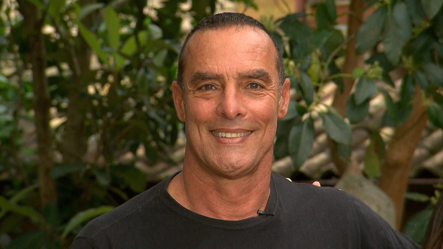 Câmera Record conversa com Paulo Zulu e traz histórias de quem foge dos padrões de cada idade