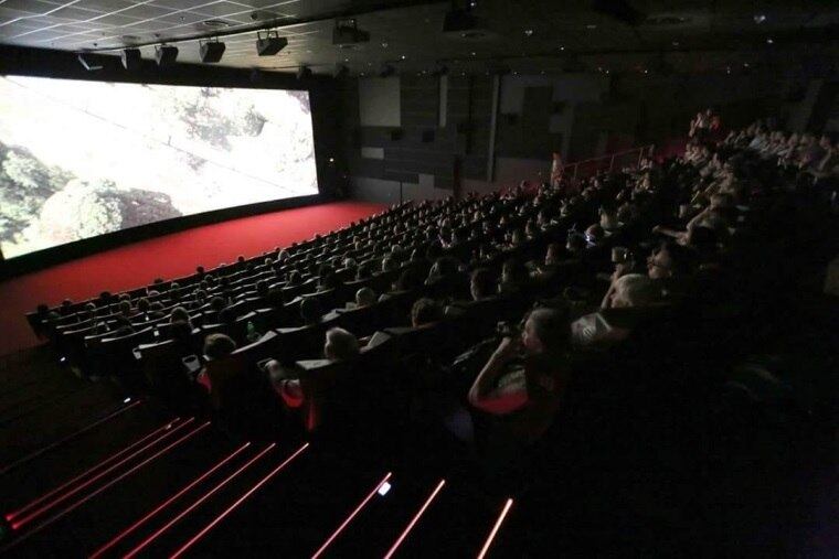 A história, que já emocionou milhares de pessoas em vários cantos do planeta, começa no Rio de Janeiro, nos anos 1970, e mostra como o bispo criou a Universal