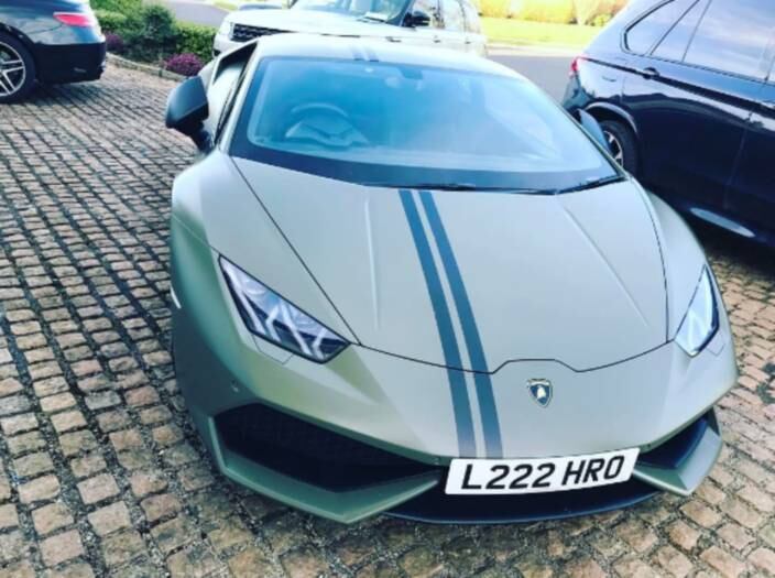 O irlandês
publicou uma imagem de seu carro e explicou que ele era o único do modelo no
país. McGregor ainda anunciou uma nova ideia de negócio