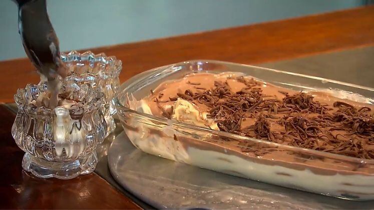 Torta de Bolacha com Nata

Ingredientes:
340 g de nata
1 caixa leite condensado
1 pacote de bolacha maria
1 caixa de creme de leite 
90 g de chocolate ao leite em barra 

Modo de preparo:
Misture a nata com o leite condensado;
No fundo do prato, coloque um pouco do creme;
Molhe as bolachas no leite;
Forme uma camada no prato e coloque mais creme;
Faça outra camada e finalize com o creme;
Coloque para gelar.

Modo de preparo (ganache)
Coloque todo o chocolate e uma parte do creme de leite;
Leve para o micro-ondas por 30 segundos;
Mexa;
Repita o processo até o chocolate derreter; No fim, adicione o restante do creme de leite;
Finalize a torta com o ganache de chocolate;
Deixe na geladeira por 2 horas.
