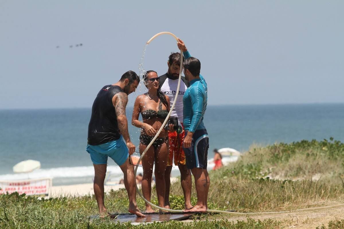 Bruno Gagliasso e Ricardo Pereira praticam stand up paddle na praia da Barra da Tijuca, no Rio