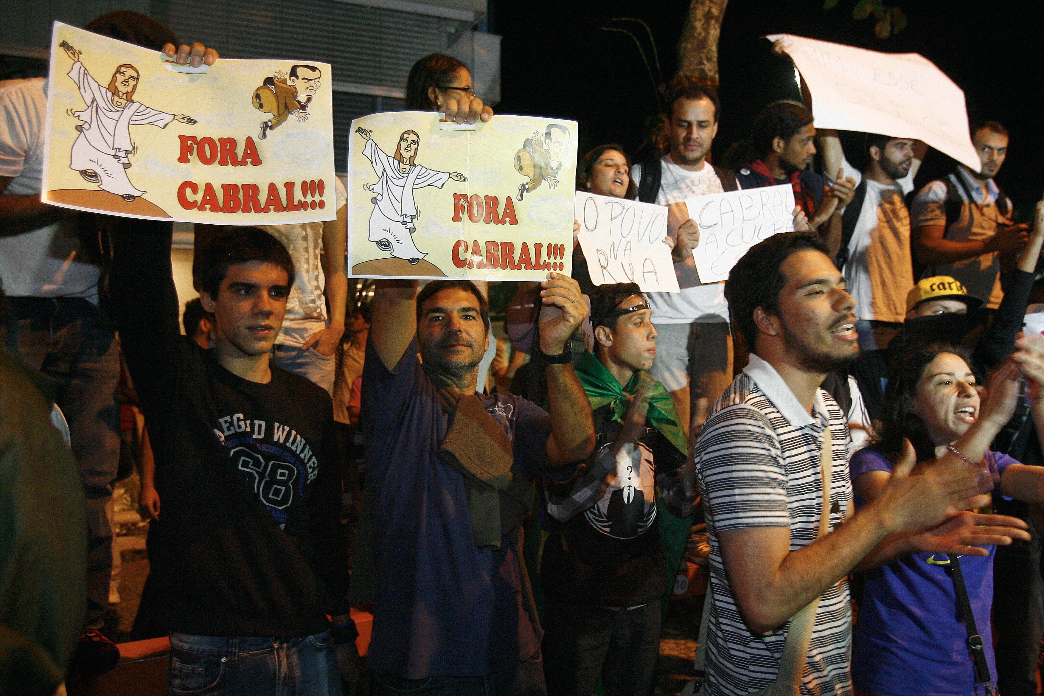 Policiais mantêm manifestantes longe do prédio onde Sérgio Cabral mora com a família no Leblon