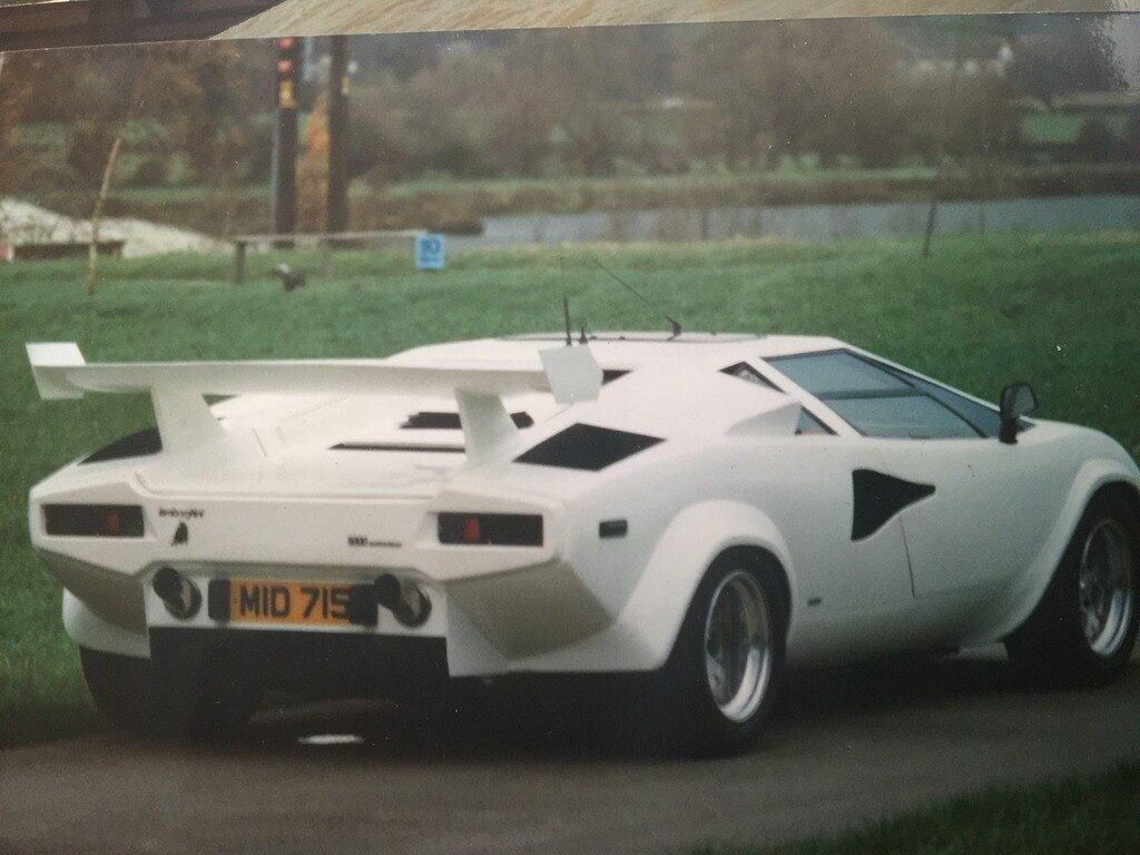 Ao entrar na água, a suspensão altera e se comprime e uma hélice localizada na traseira impulsiona o modelo