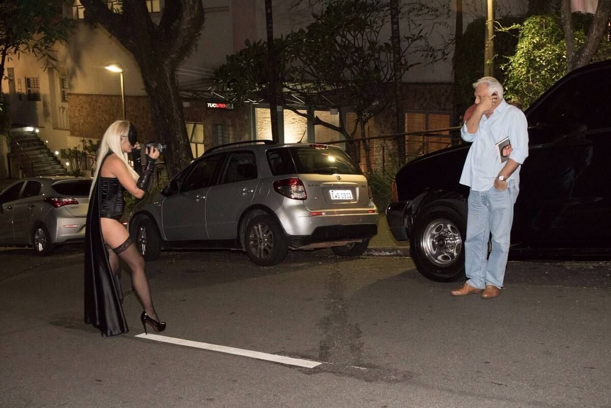 Com uma câmera profissional, ela tirou fotos do ator, que ficou sem reação