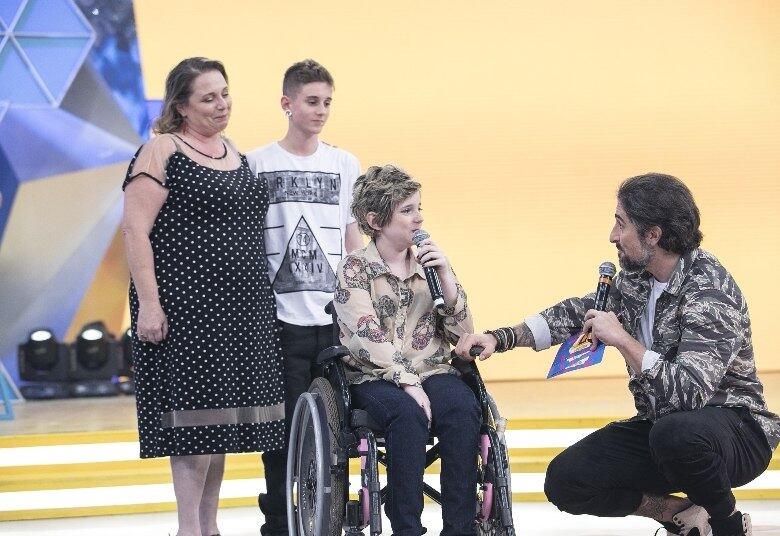 Neste quadro,
os integrantes do programa têm a missão de levar ao palco histórias reais que
descobriram pelas ruas ou pela internet, e merecem ser divididas com o público de
casa. Lorena, claro, é um desses casos