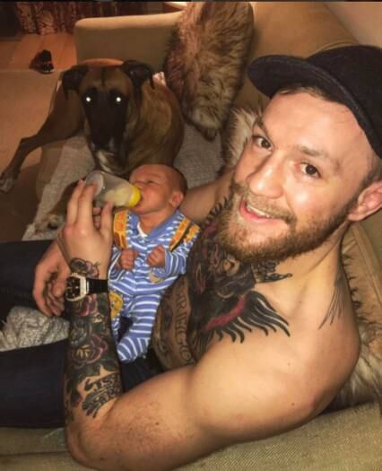 Conor McGregor está vivendo um momento bastante especial em sua vida. O astro do UFC teve seu primeiro filho com a namorada Dee Devlin. Conor Jack McGregor nasceu no último dia 5 de maio e parece que não desgruda do pai. O campeão dos leves do UFC costuma registrar o momento de carinho entre os dois nas redes sociais

EsportesR7 está também no YouTube. Inscreva-se