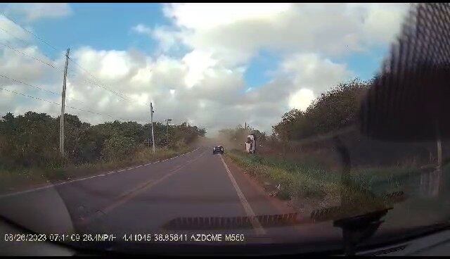 Caminhonete capotou várias vezes em estrada do Ceará antes de parar no canteiro da via