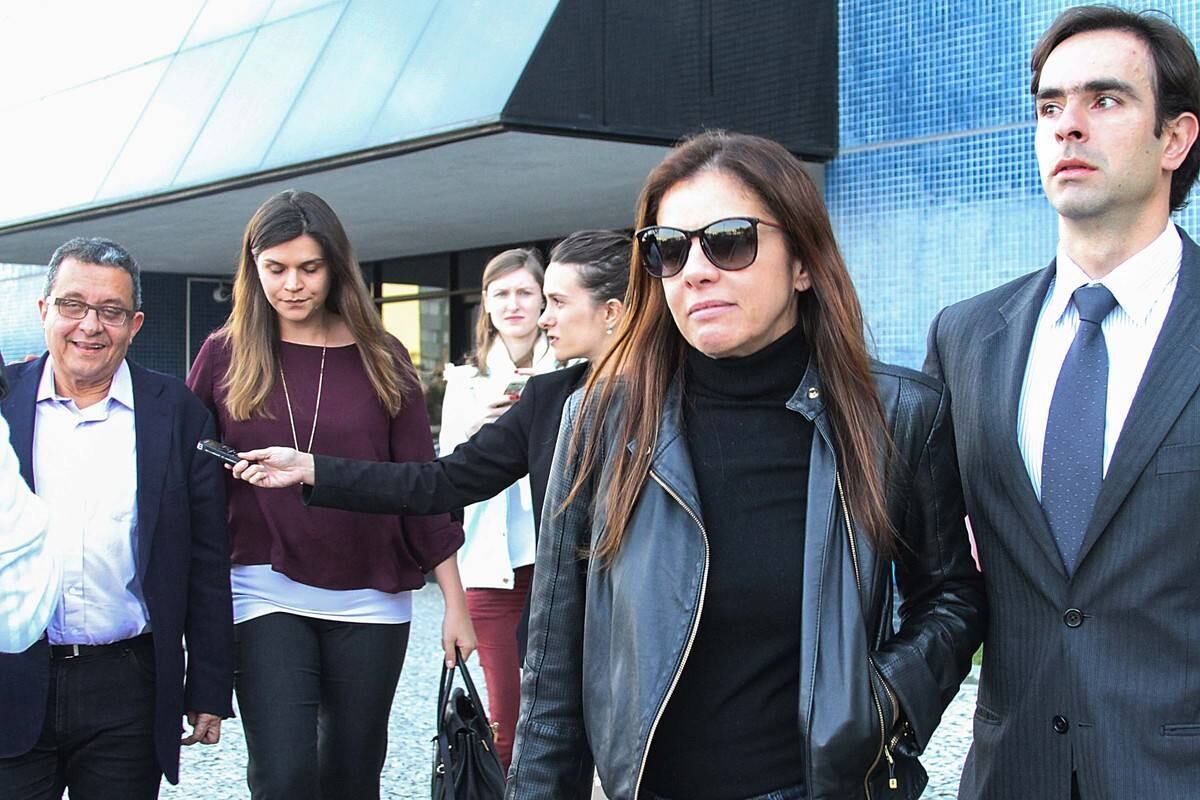 Casal de marqueteiros do PT João Santana e a mulher dele,
Mônica Moura, assinaram
acordo de delação premiada com a PGR (Procuradoria-Geral da República).
A parceria foi
homologada no mesmo dia pelo STF (Supremo Tribunal Federal). Após a
decisão, um grupo
formado por oito advogados renunciaram à defesa do casal