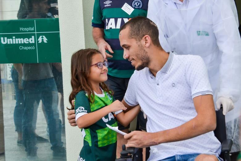 Mesmo debilitado, o zagueiro Neto fez questão de parar para dar um abraço na pequena torcedora