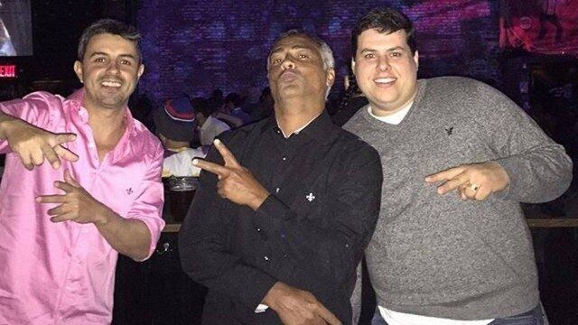 Goleador nos tempos de jogador e ferrenho opositor dos comandantes do futebol como senador, Romário está curtindo bastante as férias nos Estados Unidos. O ex-atacante, agora solteiro, se divertiu na boate Brooklyn Brown com dois amigos. E com direito a biquinho