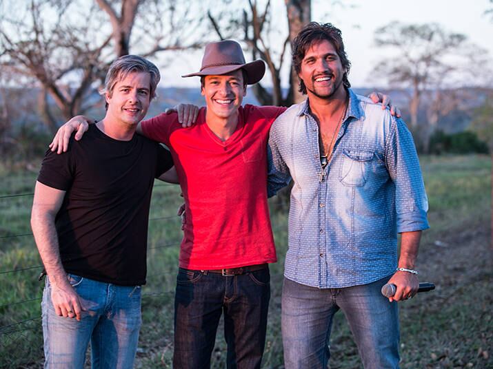 

Victor & Leo não se rotulam como cantores de sertanejo,
pois incluíram pop rock e folk, country, blues, entre outros estilos musicais,
em suas canções. Mas não negam suas raízes, que são sertanejas!



+Você conhece esses garotinhos? Veja fotos da infância dos irmãos Victor e Leo!
+ASSISTA na íntegra a visita completa de Rodrigo Faro à fazenda da dupla Victpr&Leo