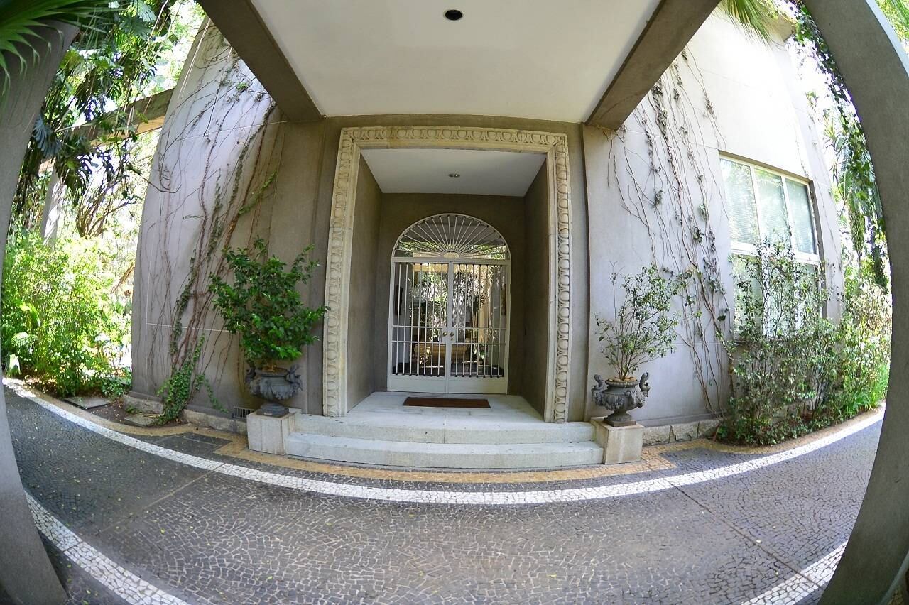 Com o passar do tempo, os filhos cresceram e deixaram de
frequentar a casa. O casal também passou a vir cada vez menos. A última vez que
usaram o imóvel foi há mais de um ano e meio. Teria sido esse o motivo da decisão de vendê-la