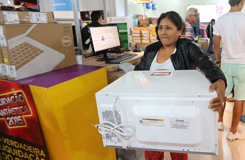 Quem foi às compras teve que carregar os bens que comprou