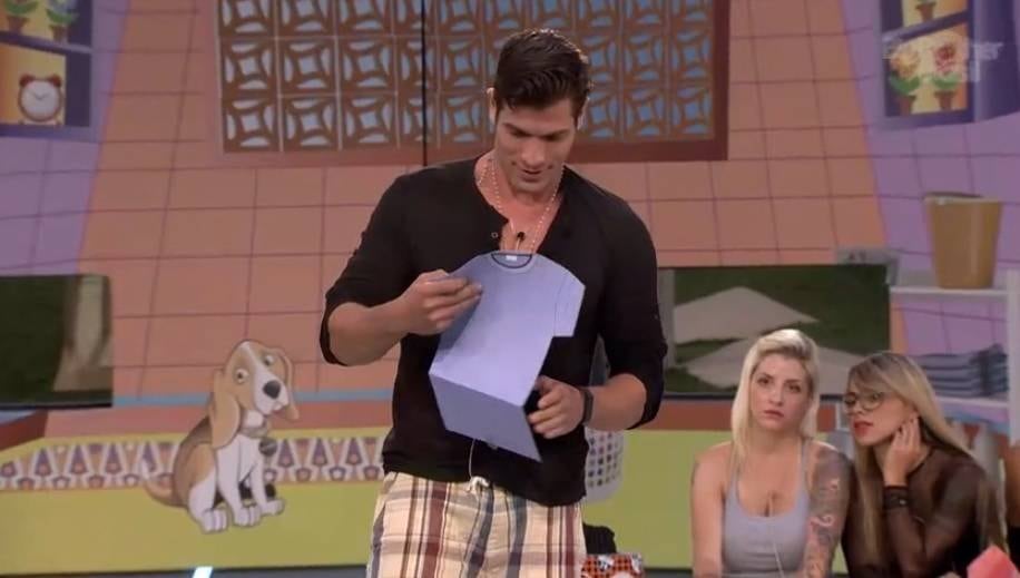 Roni também tirou o mico. Teve que responder quem que ele gostaria de enfrentar no Paredão. O modelo contou que gostaria de ir com Cássio