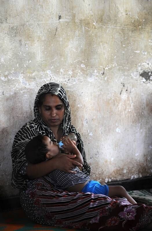 Muçulmana alimenta sua
criança em um campo de refugiados em Beruwala, no Sri Lanka. Os ataques anti-islã já duram dois dias e são um dos piores de intolerância religiosa da história do país