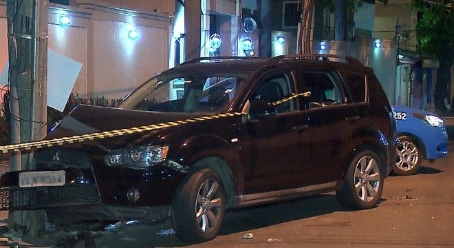 Motorista perdeu controle do carro e bateu em poste