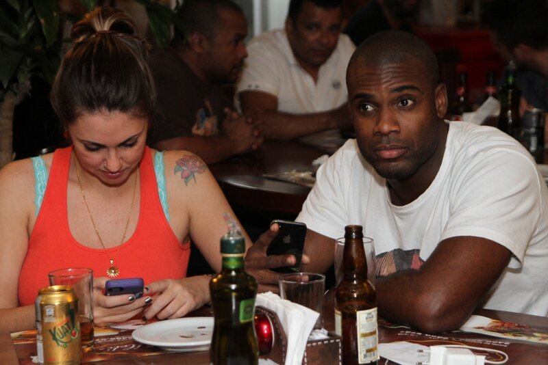 O ator Rafael Zulu, apontado como suposto namorado da ex-BBB Anamara, também prestigiou o aniversário de Luka