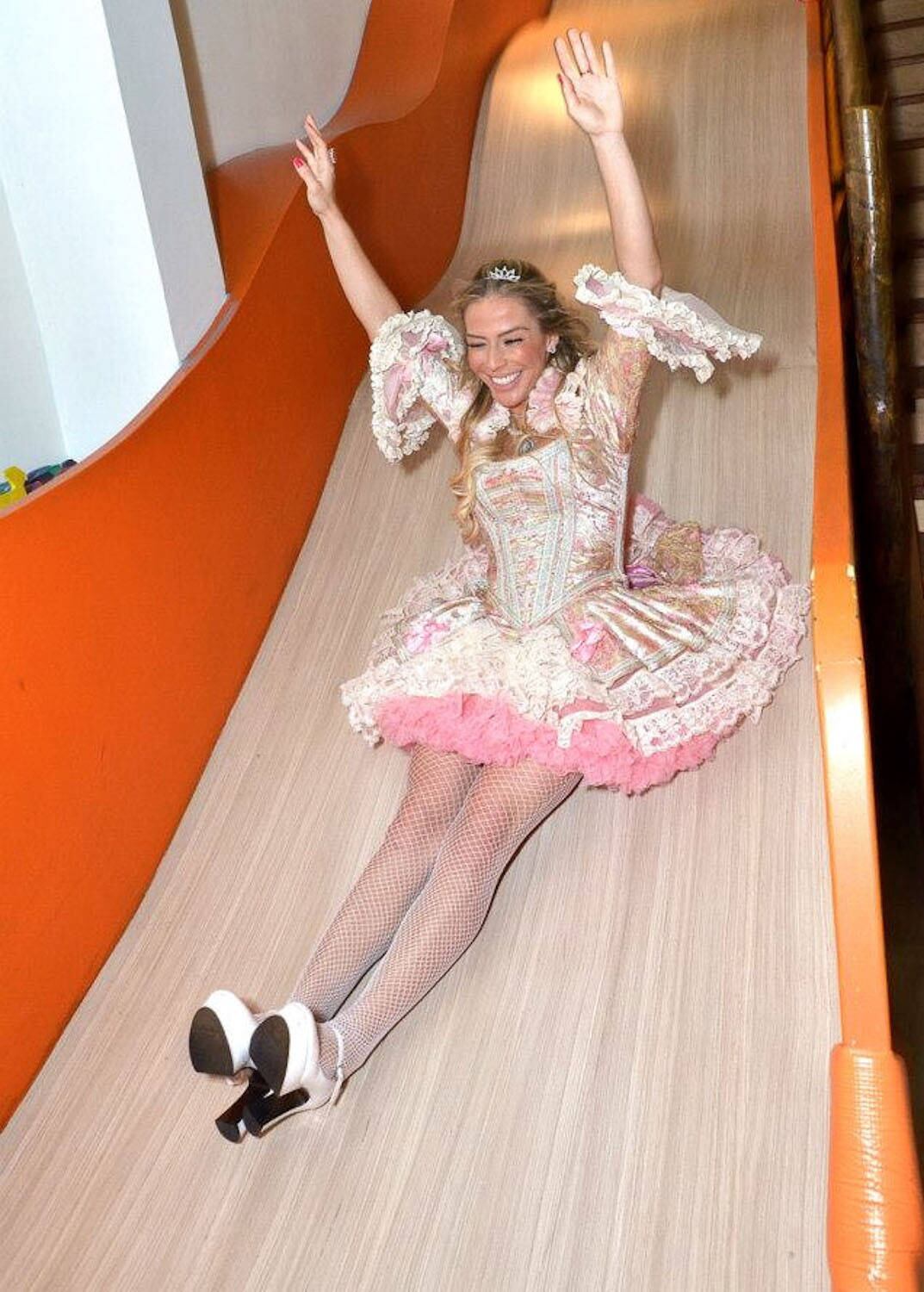 Janaina Jacobina comemora aniversário vestida de princesa da animação Frozen