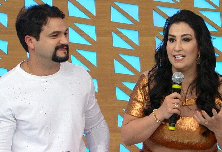 A
cada resposta equivocada de um deles, os modelos jogam todo o seu charme, com
direito a cheiro no cangote, dança coladinha e outras tentações. 