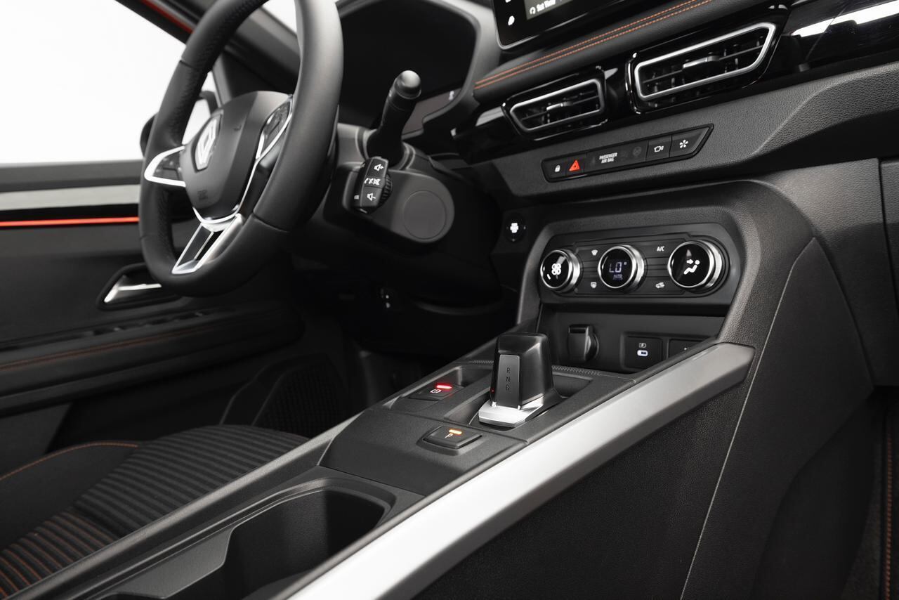 Interior com novo padrão de materiais, console elevado, alavanca de câmbio "e-shifter"