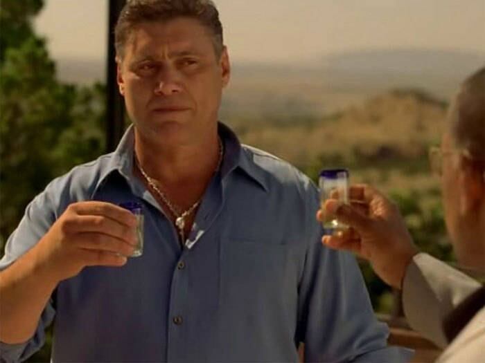 O grande objetivo de Gus sempre foi vingar a morte de seu amigo; então, quando teve a oportunidade com Don Eladio, não exitou e envenenou a tequila de um dos comandantes do Cartel