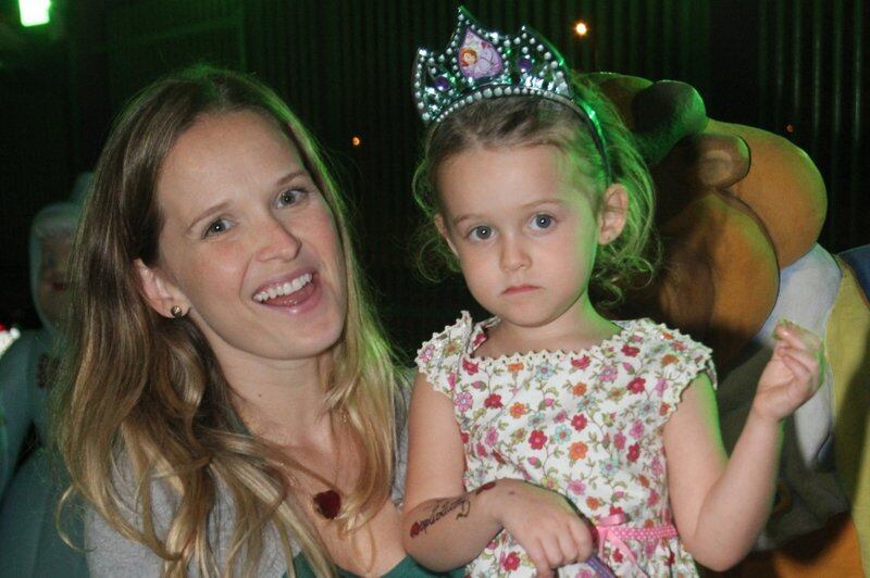 

Entre
os convidados famosos estava a atriz Fernanda Rodrigues com a filha, Luiza

