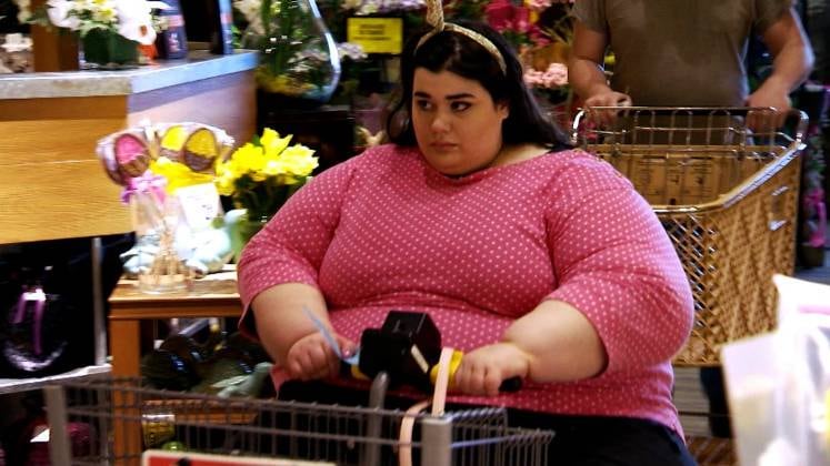 Ela é uma jovem cheia de vida, mas que se sente presa em um corpo que a impede de viver uma rotina normal
