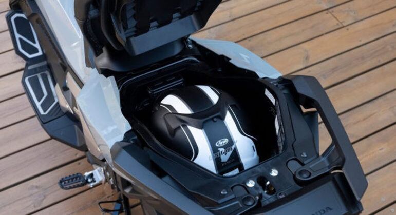 Moto tem compartimento de bagagem que pode levar um capacete