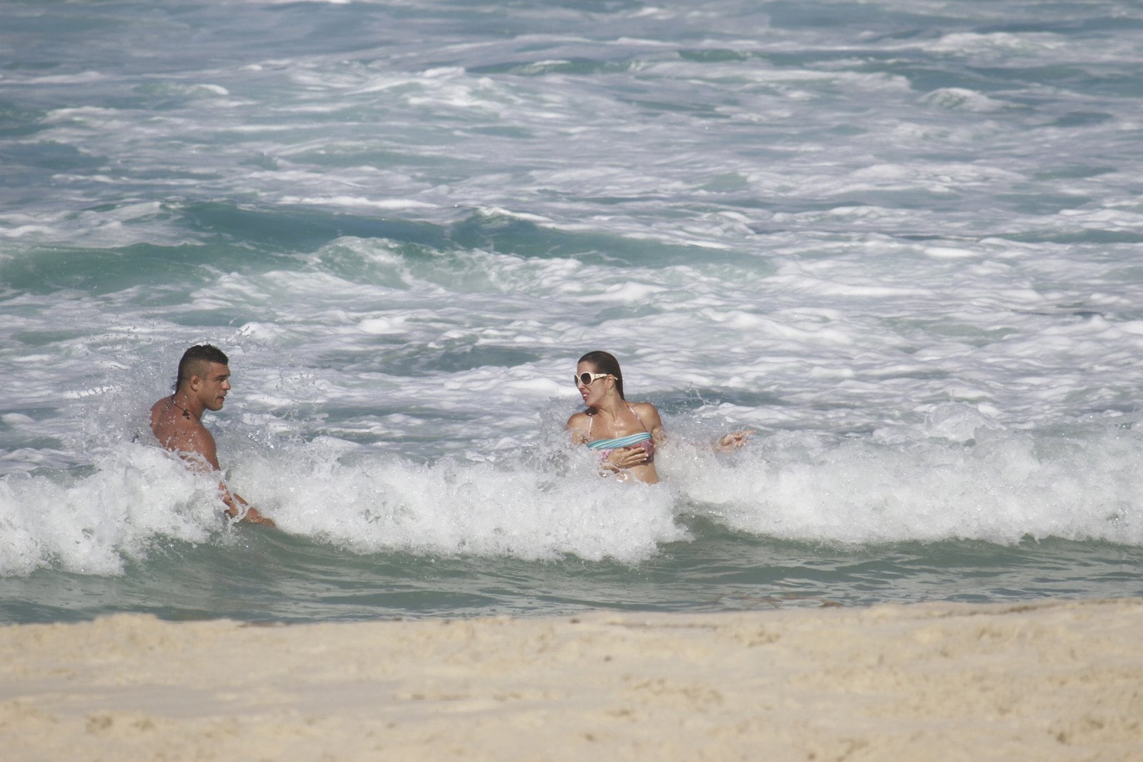 Veja mais fotos do treino na praia de Joana Prado e Vítor Belfort